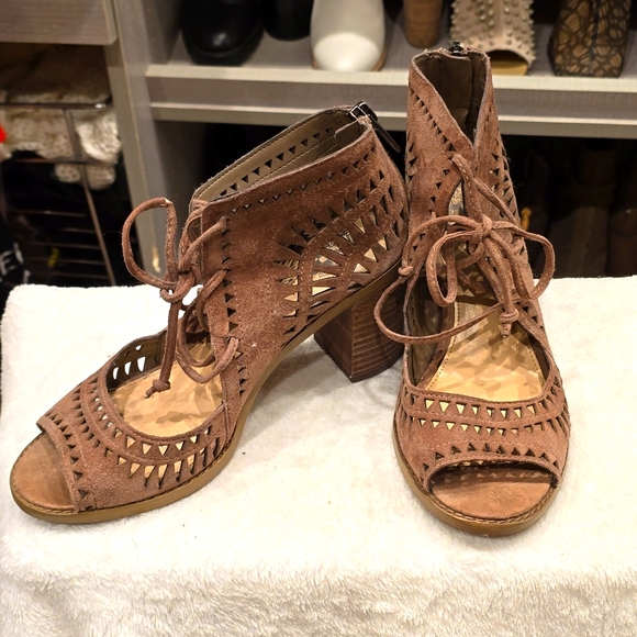 Vince Camuto sandals - Picture 1 of 4